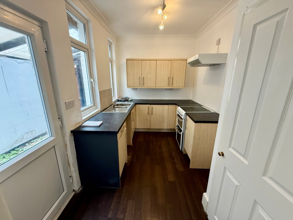 Lot: 112 - TWO-BEDROOM GROUND FLOOR FLAT WITH GARDEN - Kitchen